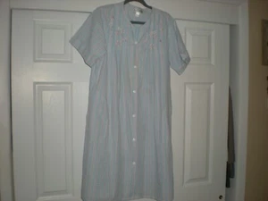 Miss Elaine Blue Seersucker Snap Front Robe - Size Medium - NWT - Picture 1 of 5