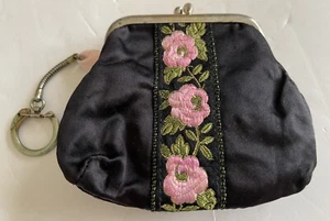 Llavero monedero vintage rosa en relieve seda negra con interior rosa - Imagen 1 de 6