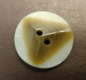 1 inch Pearlescent Round White 2 hole Button with triangle pattern - Picture 1 of 4