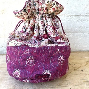 Liberty of London Blumen Stoff Kordelzug Tasche Kunststoff gefüttert Reise Kosmetik - Bild 1 von 3