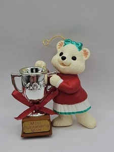 Hallmark Andenken Ornament 1994 Mama - Bär mit herausragendster Mama Trophäe - Bild 1 von 11