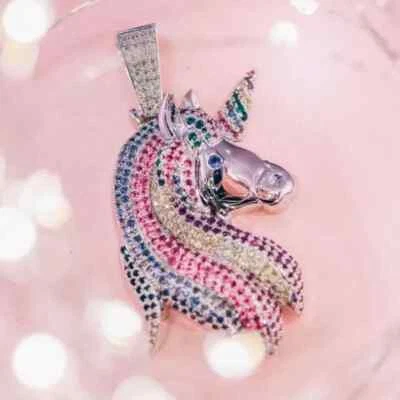 Colgante redondo multicolor con dije de unicornio de diamantes simulados de 4 quilates de oro blanco de 14 quilates Foto 1 de 4