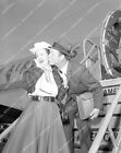 45np-416 circa 1945 Roy Rogers &amp; Dale Evans kissing on tarmac at airport fly Ame