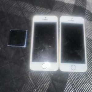 Lot anciens produits Apple, 4 iPads (2 avec coques) iPhone, iPhone SE, 2 iPods - Photo 1 sur 16