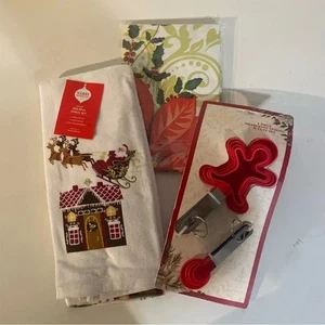 Confezione Natalizia Asciugapiatti, Copritavolo di Carta, Misurini e Cucchiai Nuovi con etichette - Foto 1 di 13