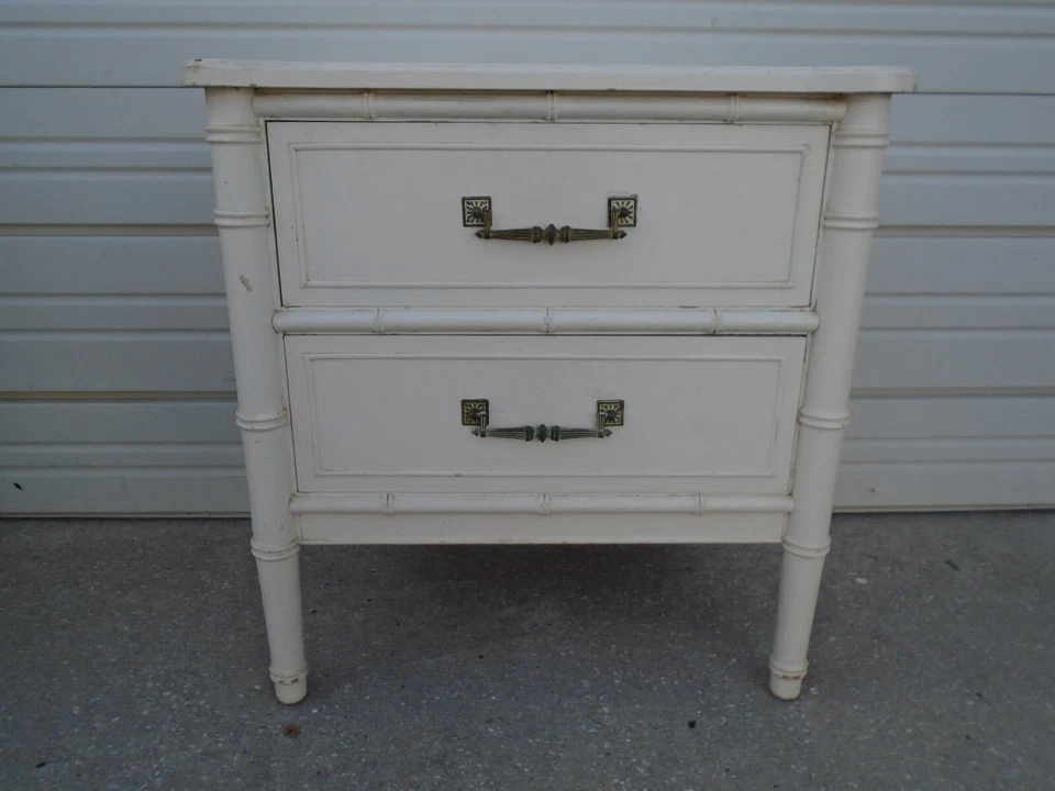 Mesita de noche real Henry Link imitación bambú Hollywood Regency blanca retro Bali Hai Foto 1 de 4