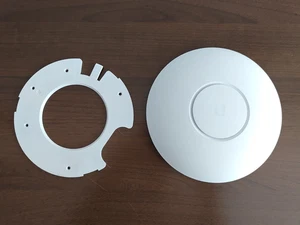 Bezprzewodowy punkt dostępowy Ubiquiti Networks UniFi AC Pro - biały z uchwytem - Zdjęcie 1 z 3