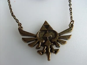 Official Nintendo LEGEND OF ZELDA 2015 SKYWARD SWORD Triforce Necklace Shield - Picture 1 of 11