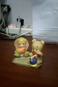  2 pupazzi in plastica dura 1 coniglietta ed 1 orsetto vintage leggi..... - Imagen 1 de 6