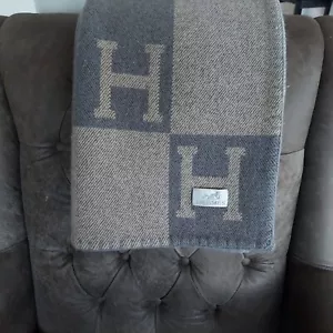 Hermes Avalon III Luxury Throw Blanket 90% Wool 10% Cashmere Ecru/Gris 63x53" - Picture 1 of 11