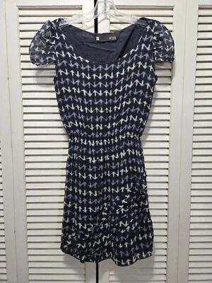 Mini vestido com estampa de flecha azul MYNE By Ashley Ann tamanho 4 - Imagem 1 de 3