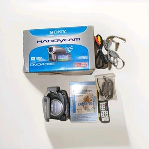 Videocámara digital DVD portátil Sony Handycam DCR-DVD403E en caja plateada - Imagen 1 de 8