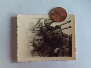 Foto Jungen in Uniform, Jugend Pimpfe auf LKW Junge streckt Zunge raus - Picture 1 of 2
