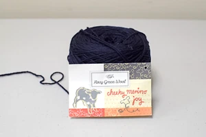 Rosig grüne Wolle ~ freche Merino Joy ~ 1 Knäuel/marineblau/350 Yards NEU - Bild 1 von 3