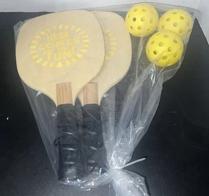 Pickleball Set mit zwei Schlägern und Pickleballs enthalten - Bild 1 von 3
