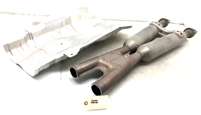 Juego de tubo resonador de escape Lexus LS460 2013-2017 con escudo térmico corte OEM. Foto 1 de 4