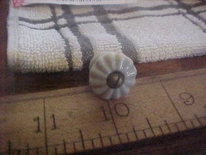 VINTAGE SET 1 WEISS GERIFFELTER PORZELLAN SCHUBLADENKNOPF 3/4 ZOLL - Bild 1 von 3