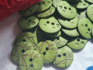 Lot 24 boutons effet craquelé vert veiné diamètre 2 trous 1,5 cm ref 193 - Picture 1 of 2