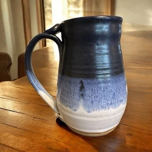 "Taza artesanal Studio Pottery azul 6,5"" X-grande 20 oz firmada" - Imagen 1 de 5