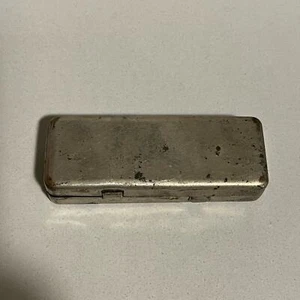 Pequeña caja metálica plateada vintage con anzuelos de pesca - Imagen 1 de 8
