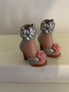 Kennedy Fab Faces My Scene Barbie Puppe Silber Blumen Schuhe Absätze - Bild 1 von 2