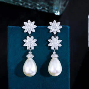 Elegantes pendientes colgantes de perlas con racimo de flores largas de circonita cúbica enchapados en plata - Imagen 1 de 9