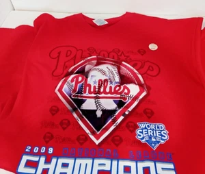 Neu 2009 Phillies Nat'l League T-Shirt mit Spielernamen auf dem Rücken - rot - Größe XL - Bild 1 von 7