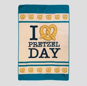 The Office Culturefly Herbst Box Exclusive Brezel Day Überwurf Decke - Bild 1 von 2