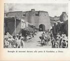 Botteghe di mercanti davanti alla porta di Kandahar. Stampa 1934