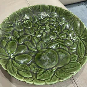 Piatto vintage Sarreguemines maiolica Francia ceramica frutta in rilievo verde 12" - Foto 1 di 13