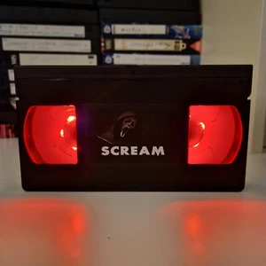 Lampada a nastro VHS Scream Ghostface LED regalo compleanno retrò luce horror - Foto 1 di 1