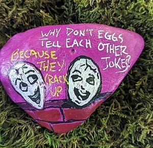 ARTE DE PIEDRA DE RÍO PINTADO A MANO ""Dicho humorístico"" por Yellow Paw Coleccionable Rocks - Imagen 1 de 4