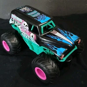 GRAVE DIGGER Nitro Neon R/C Walmart Exclusive 1/24 Scale 2.4 GHz No Remote - Picture 1 of 5