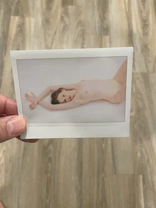 Art Model Instax Wide Polaroid Sofortbildfilm Druck unzensiert - Bild 1 von 2