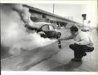 1989 Photo Presse Jeff Larson pulvérise Extincteur sur Volkswagen