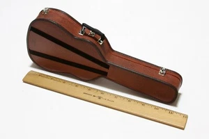 Estuche de instrumentos de guitarra acústica de juguete marrón duro American Girl Doll solo retirado - Imagen 1 de 4