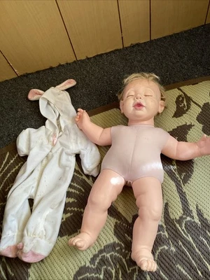 "Muñeca ponderada Hasbro Real Baby Judith Turner 19"" Sleeping Eyes 1984 vintage" Foto 1 de 4