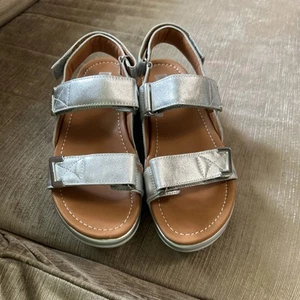 Fitflop Ladies Sandals Size 6/39 New Lulu Sleek Adjustable Silver Leather - Picture 1 of 10