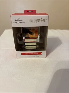 Hallmark Harry Potter Bücher und Zauberstab Ornament  - Bild 1 von 2