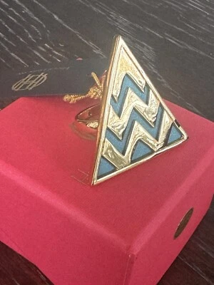 Nuevo con etiquetas Anillo House Of Harlow Placa de Oro Chevron Triángulo Talla 7 En Caja Foto 1 de 4