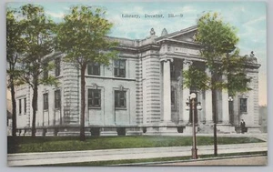 Decatur Illinois ~ Primer plano de la biblioteca Carnegie ~ 2 pisos ~ Demolido 1970 ~ c1910 - Imagen 1 de 2