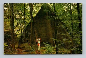 Tarjeta postal de jefe indio nativo americano de pie frente a Tepee Rock c1960 - Imagen 1 de 2