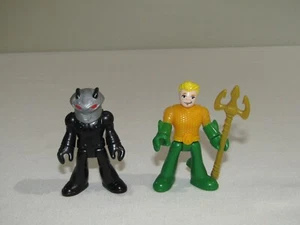 Imaginext DC Super Friends Aquaman con figuras de 3" Tridente y Manta Negra - Imagen 1 de 2