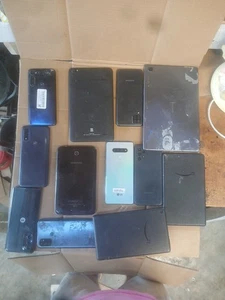 Lotto di 12 Cellulari/Tablet Marche E Stili Misti PER RICAMBI COSÌ COME SONO - Foto 1 di 2