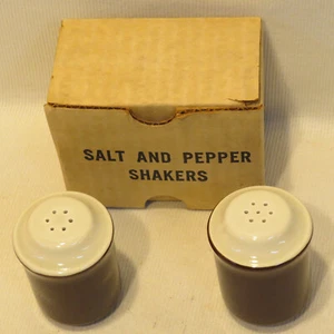 ESCASO Salero y Pimentero Homer Laughlin INTERNATIONAL De Colección, Marrón, ¡NUEVO EN CAJA! - Imagen 1 de 4