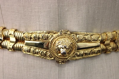 Cinturón elástico Judith Leiber vintage de metal dorado con hebilla de león de 27" a 33" de la década de 1980 Foto 1 de 4