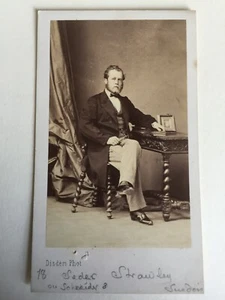 Photo par Disdéri, Paris, vers 1865. Jeune homme assis. - Foto 1 di 6