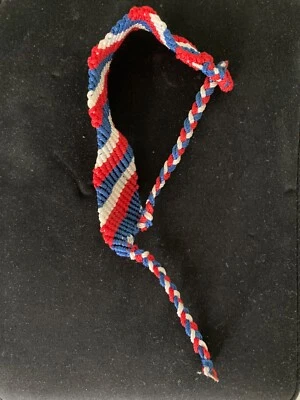 Pulsera hecha a mano Costa Rica roja, azul y blanca Foto 1 de 2