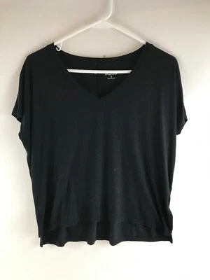 Camiseta Mudd Para Mujer Talla Pequeña Negra Sólida Cuello en V Recortada Talla Grande Alta Baja Foto 1 de 4