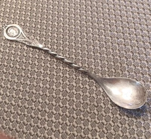 Derby Silver Co Cucchiaio Uovo Caffè Demitasse Medaglione Romano Manico Torto IS - Foto 1 di 6